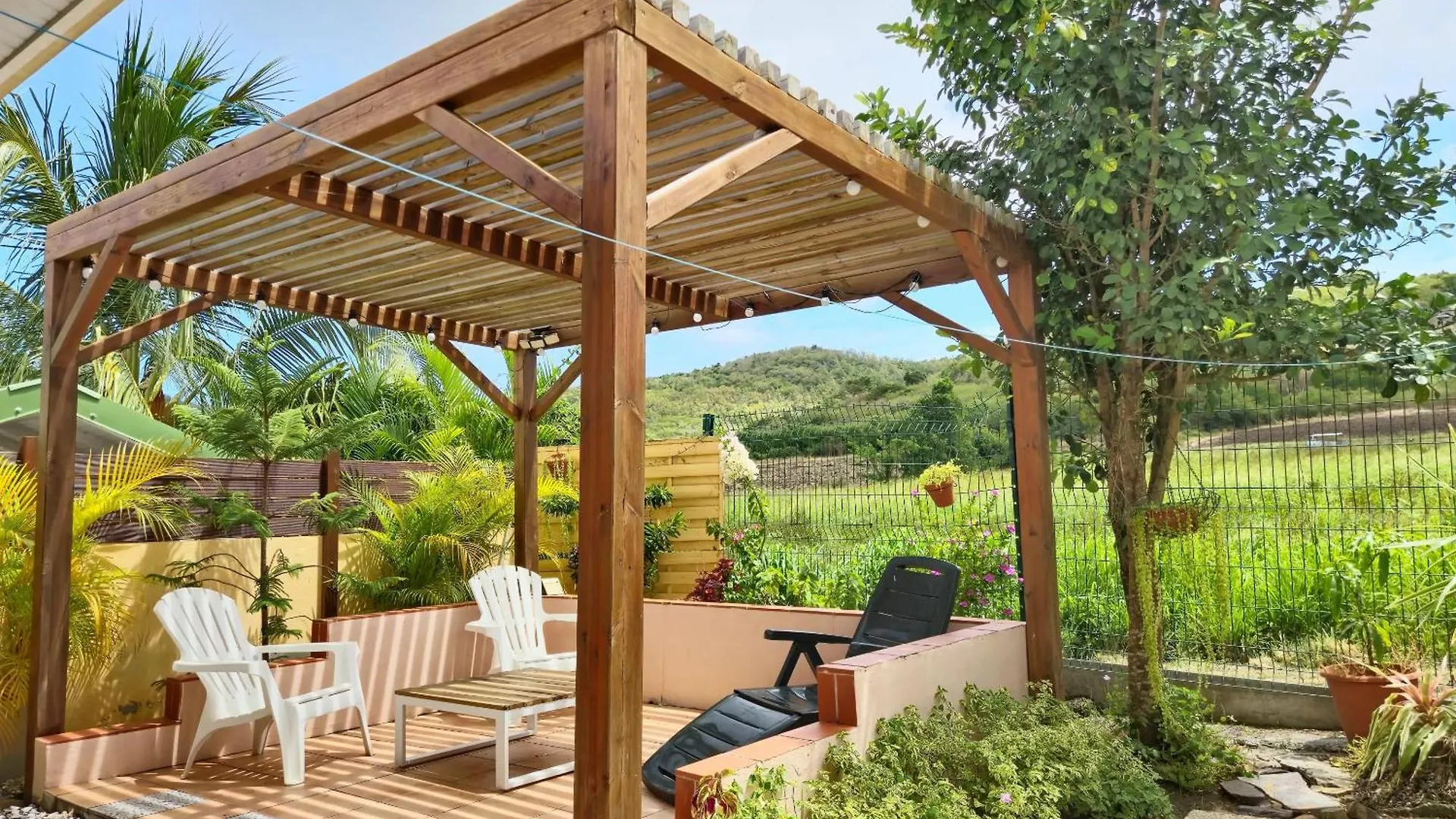 別荘 Maison Charmante A Sainte-Anne Avec Jardin Et Pergola En Bois. マルティニーク